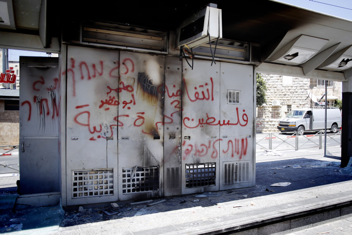 תחנות הרכבת הקלה הושחתו; תג מחיר ערבי. צילום: סלימן חדר, פלאש 90