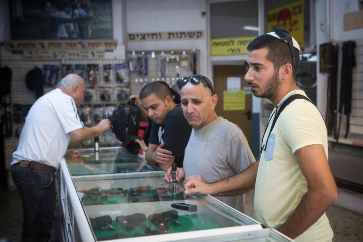 ביקושים גבוהים; אזרחים רוכשים נשק בירושלים. צילום: מרים אלסטר, פלאש90