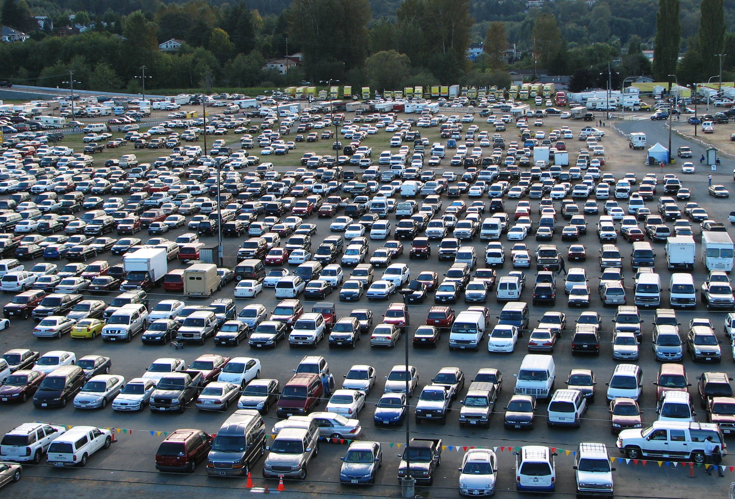 Много машин на парковке фото