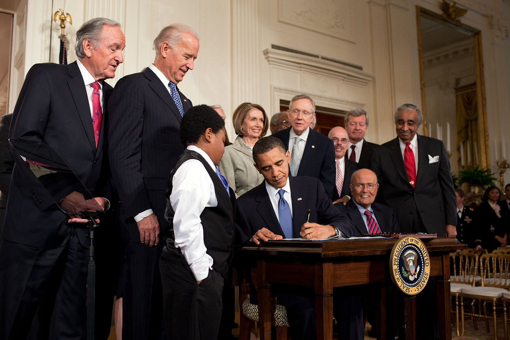 ככה לא עושים צדק חברתי; אובמה חותם על "חוק הגנת החולה וטיפול בר השגה" (אובמה-קייר). צילום: Pete Souza, באדיבות ויקימדיה