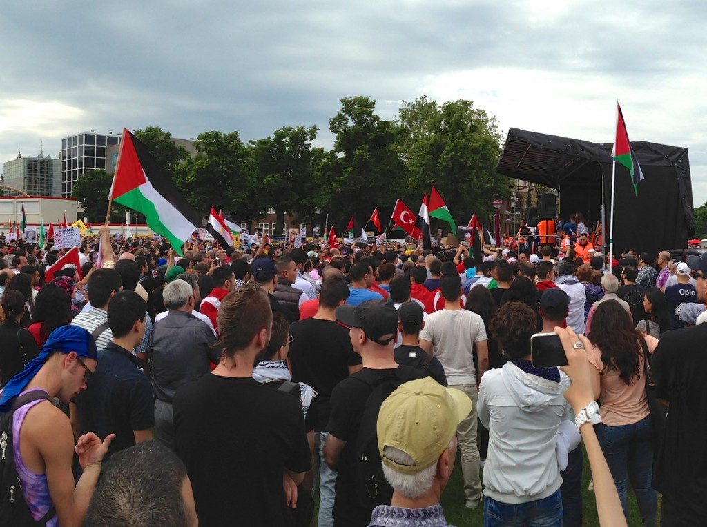 הכומר ביקש מהרב להישאר בהולנד; הפגנה פרו פלסטינית באמסטרדם. צילום: Patrick Rasenberg CC BY-NC 2.0