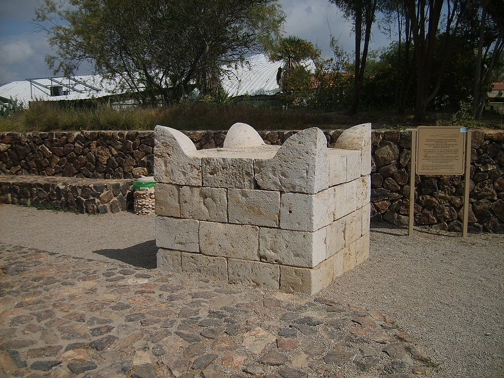 במקום אשר יבחר ה'; שחזור המזבח בתל באר שבע. צילום: gugganij (eigene Fotografie  CC BY-SA 2.5-2.0-1.0, via Wikimedia Commons
