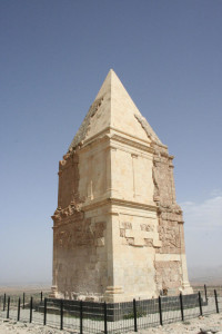 המתח בלבנון גובר; הפירמידה המפורסמת בעיר הרמל, סמוך למעבר ג'וסיה. צילום: Firas Nehme (World66) CC SA 1.0 via Wikimedia Commons