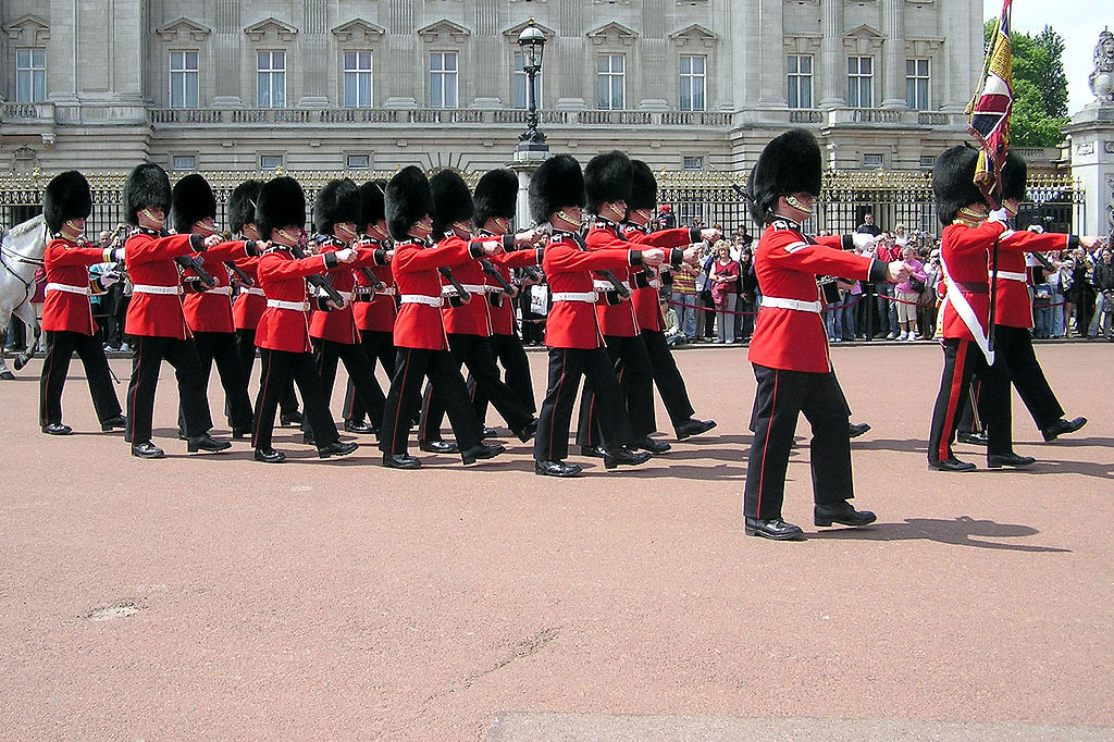 1024px-Queens.guard.buck.palace.arp
