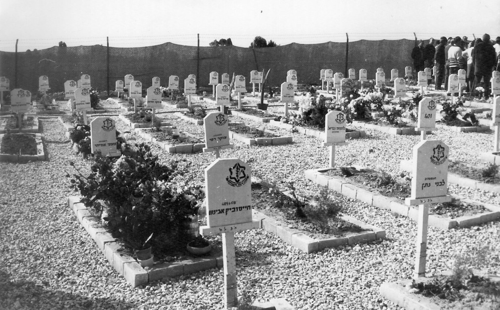 מכות איוב; בית הקברות הצבאי הזמני בבארי. צילום: אמיתי נחמני, באדיבות ארכיון קיבוץ גבעת חיים איחוד