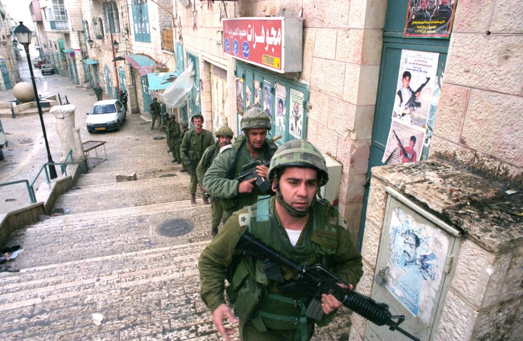 IDF SOLDIERS IN BEIT LEHEM, DURING OPERATION "DEFENCE SHIELD" FOR ELIMINATION OF PALESTINIAN TERROR. îáöò "çåîú îâï", ìçéñåì åäøéñú úùúéåú äèøåø áøùåú äôìùúéðéú ò"é ëåçåú öä"ì. áöéìåí, ôòéìåú çééìé öä"ì áøçåáåú äòéø áéú ìçí.