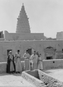 הרכוש הוחרם; יהודי עיראק מתפללים בקבר הנביא יחזקאל, 1932
