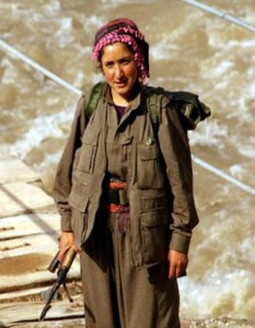 יחסי ציבור מוצלחים; אישה כורדית לוחמת. צילום: kurdistan4all CC BY SA 2.0 VIA FLICKR