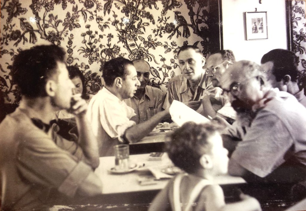 אלתרמן במרכז (פרופיל למצלמה), עם אלוף יצחק שדה ובכירים אחרים, קפה מאור בתל-אביב.