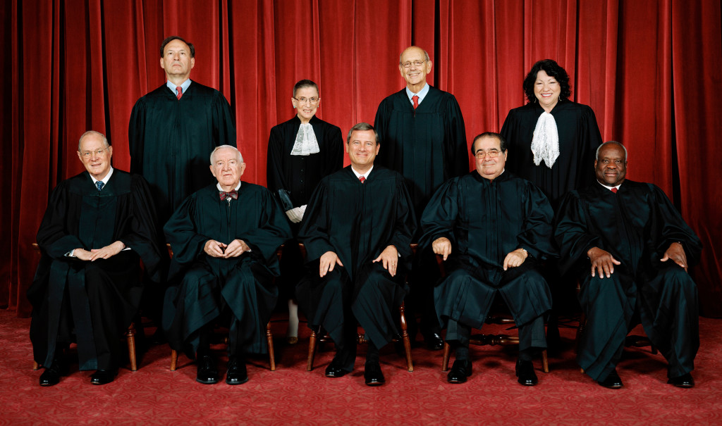 הכניס רוח שמרנית; סקאליה עם עמיתיו, שני מימין למטה. צילום: סטיב פאתווי, בית המשפט העליון האמריקני.