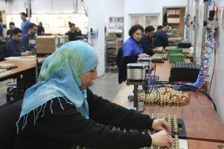 הכי טוב להם תחת הכיבוש; פלסטינית במפעל ישראליץ צילום: נתי שוחט, פלאש 90