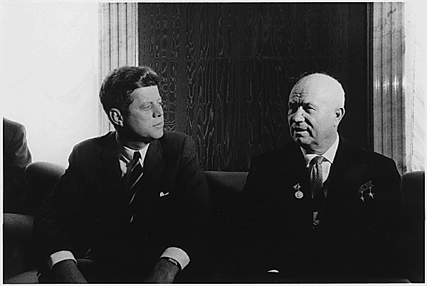 "במלחמה גרעינית יושמד רק הקפיטליזם"; ניקיטה חרושצ'וב עם הנשיא קנדי, 1961