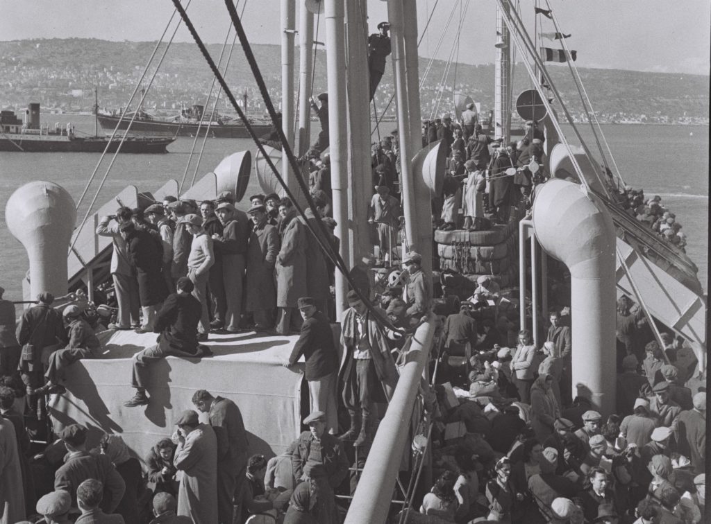 לקלוט הרבה, ומהר; עולים חדשים מגיעים לנמל חיפה, 1949. צילום: לע"מ
