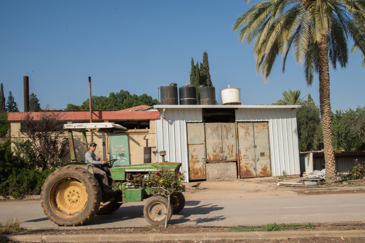 בקיבוץ של פעם "הגזבר שילם". צילום: אלון קניג, פלאש90 (אילוסטרציה)