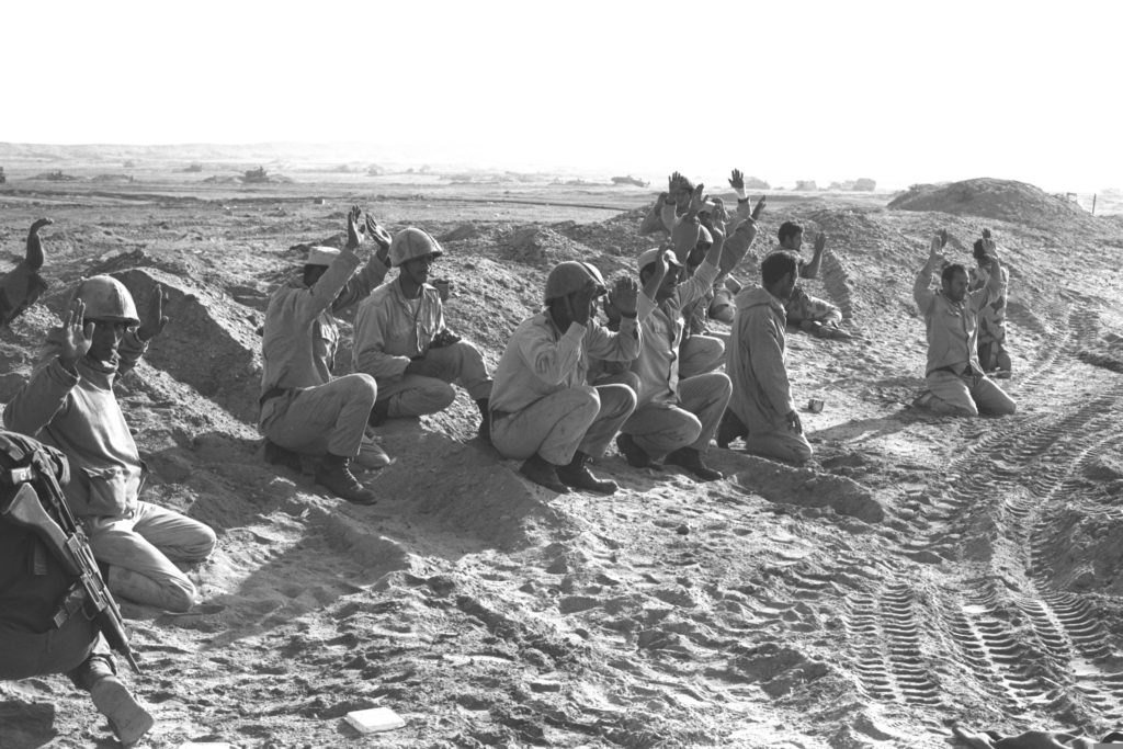 חיילים זוכים ליחס שונה; שבויי מלחמה מצרים בסיני, 1973. צילום: יודקובסקי אבי, לע"מ