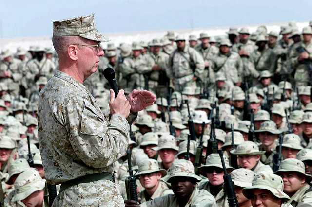 "זה כיף לירות באנשים מסוימים". גנרל ג'יימס מאטיס, 2006. צילום: צבא ארה"ב