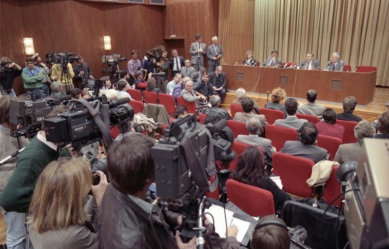 מסיבת עיתונאים היסטורית. Bundesarchiv, Bild 183-1989-1109-030 / Lehmann, Thomas / CC-BY-SA 3.0, via Wikimedia Commons