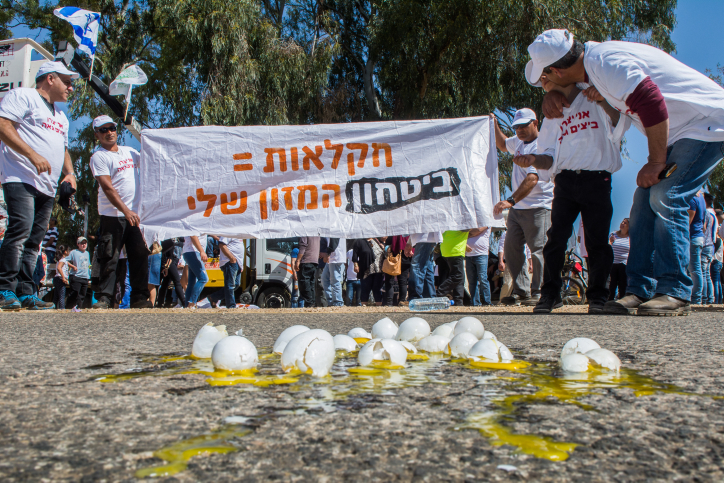 חסינים מתחרות; הפגנת חקלאים נגד פתיחת השוק לייבוא. צילום: בסל עווידאת, פלאש90