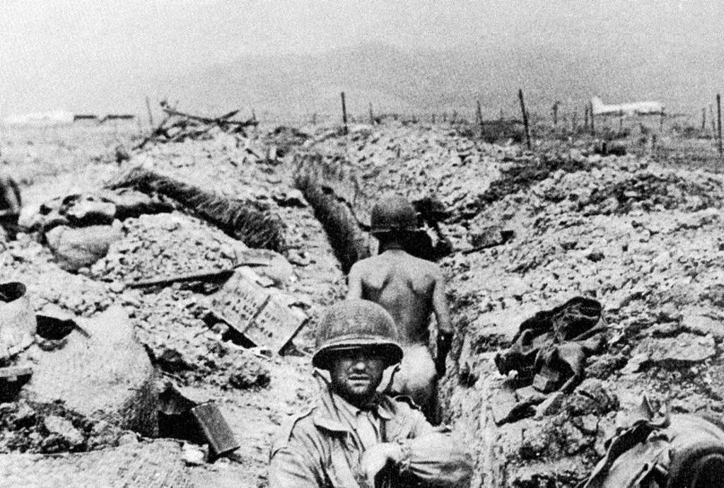 לא למדו את הלקח; חיילים צרפתים בשוחות בקרב דיין ביין פו, 1954. צילום באדיבות ויקימדיה