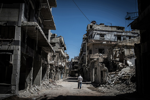 האוכלוסייה סובלת; אזרח שב לעיר חומס בסוריה. צילום: Xinhua/Pan Chaoyue [CC BY-NC-ND 2.0 https://creativecommons.org/licenses/by-nc-nd/2.0/ via flickr]