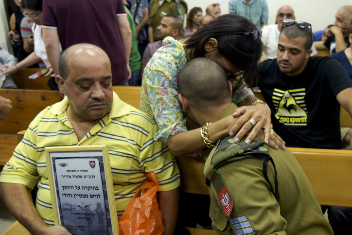 "הוא ילד טוב, שקט"; משפחת אזריה בבית המשפט. צילום: פלאש90