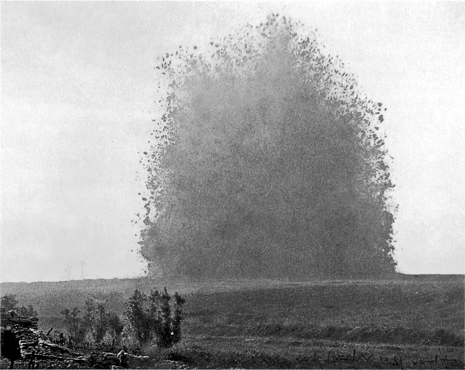 פיצוץ מוקש (מנהרת תופת) בקו ההגנה הגרמני הראשון, 1916. צילום: Ernest Brooks [Public domain], via Wikimedia Commons