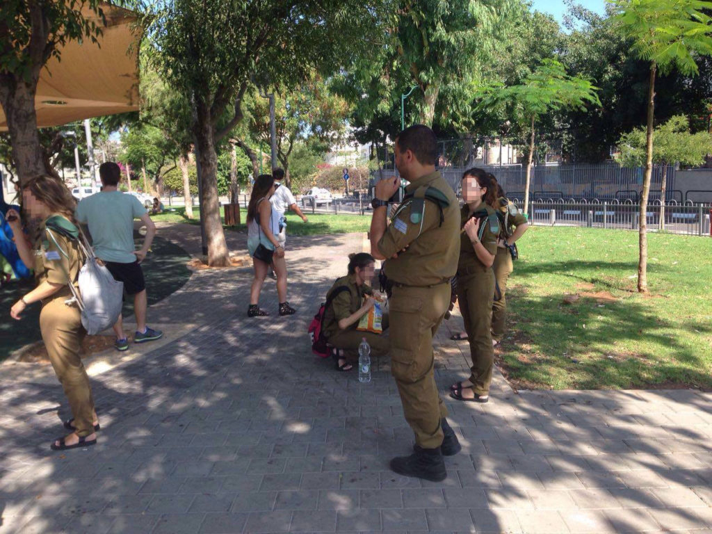 חיילי צה"ל בפעילות למען ילדי מסתננים, דרום תל אביב. צילום: שפי פז