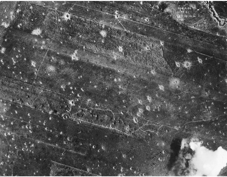 התקדמות אפסית; צילום אויר של חיילים (למטה מימין) בין מכתשי פגזים, גזרת הסום. באדיבות מוזיאון המלחמה הבריטי © IWM (HU 91118)