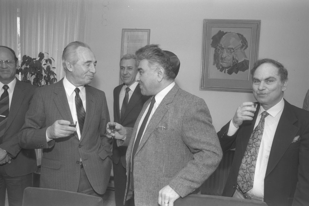 משה ניסים (במרכז) ושמעון פרס, 1988. צילום: יעקב סער לע"מ