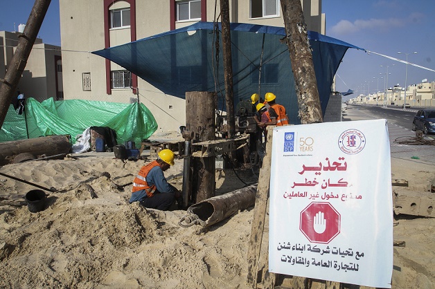 מנהרות ביוב במקום מנהרות תקיפה: האם חמאס תתמסד?; פועלים ברצועת עזה. צילום: עבד רחים חטיב, פלאש90