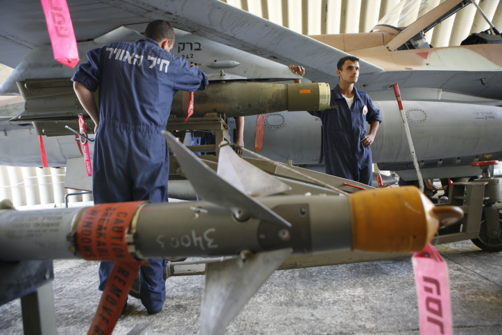 רעיונות אמריקניים; הכנת מטוסים לגיחה במלחמת לבנון השניה. צילום: נתי שוחט, פלאש90