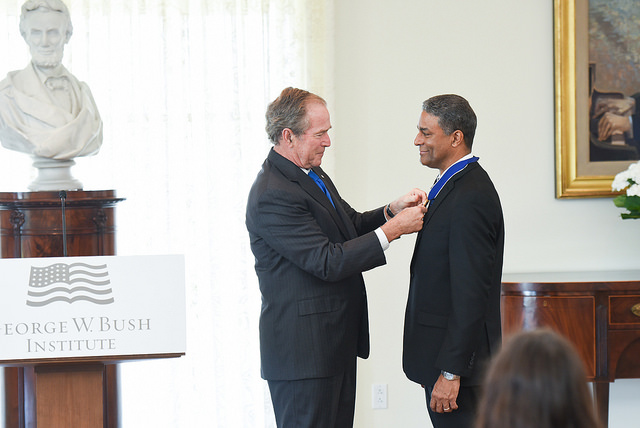 מתמרדים; ד"ר אוסקר אליאס ביסקט מקבל את מדלית החירות מהנשיא ג'ורג' וו. בוש. צילום: The Bush Center CC BY-NC-ND 2.0 דרך flickr