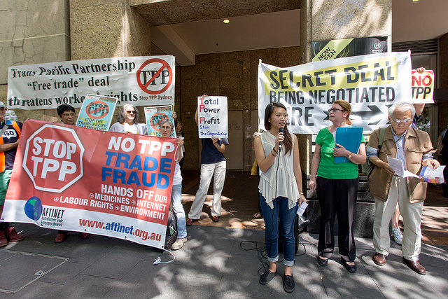 פגיעה קשה בשקיפות; מפגינים בשיחות ה-TPP בסידני, 2014. צילום: SumOfUs CC BY 2.0 via flickr