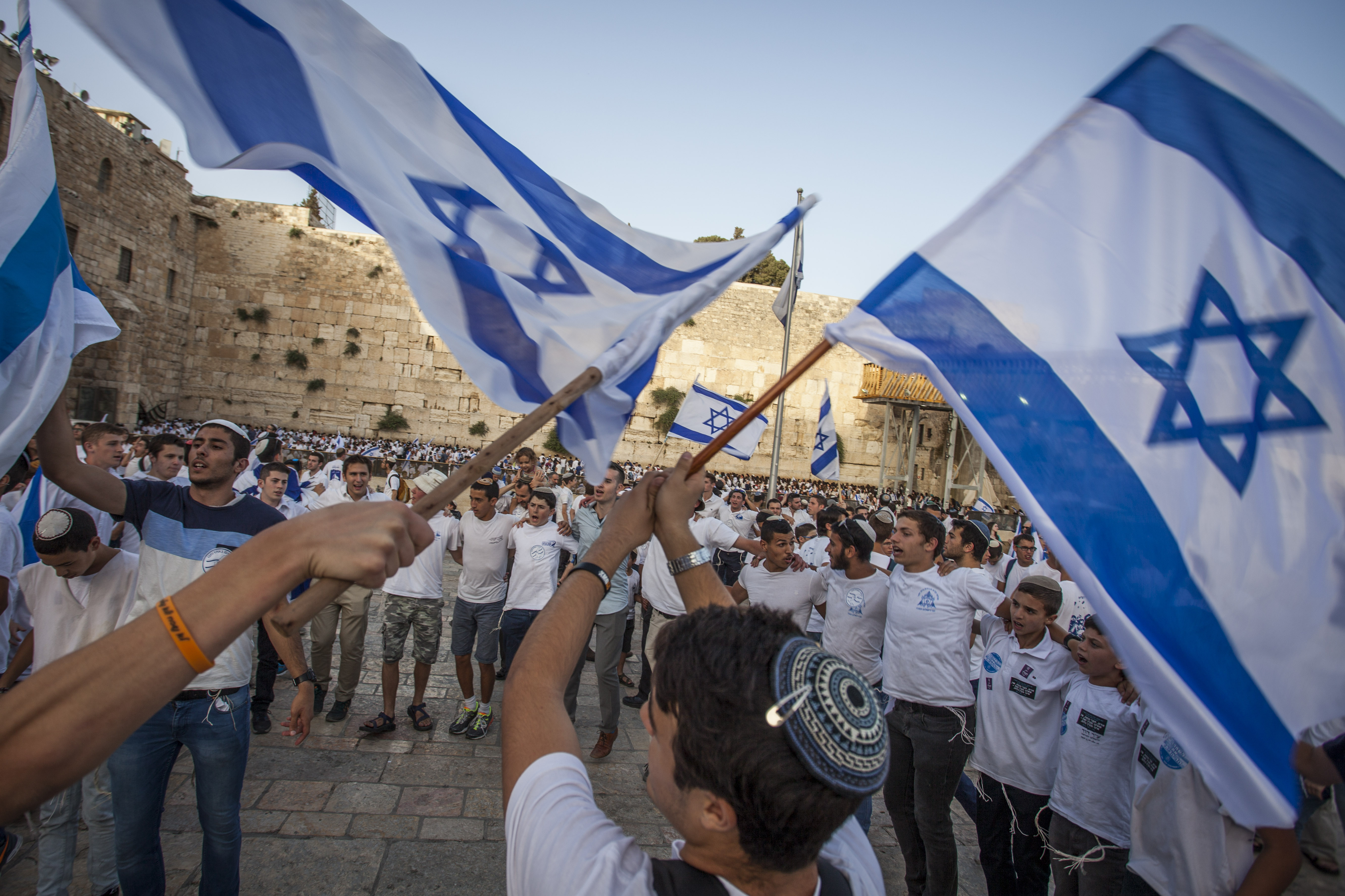 Сколько живет в израиле. Иерусалим флаг Израиля. Жители Израиля.